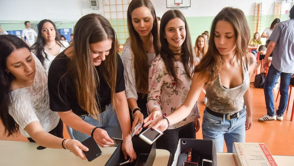 L’uso dei cellulari oggi in Italia è vietato a scuola