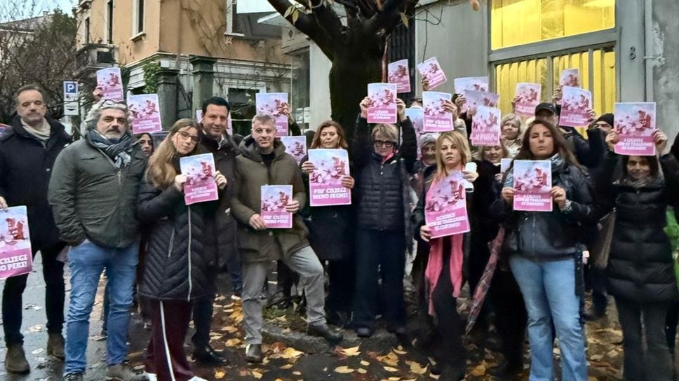 Il presidio in difesa dei ciliegi di via XX Settembre