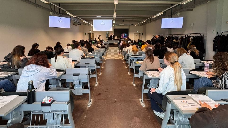 Gli studenti alle prese con il test filtro di Medicina  ieri all’Università dell’Insubria