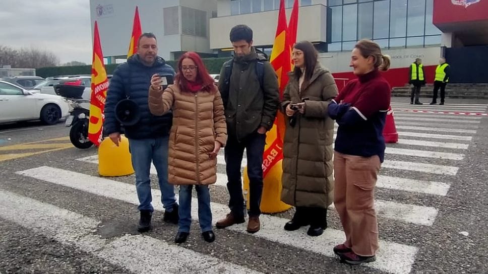 La conferenza stampa dei sindacati davanti all’International School of Como