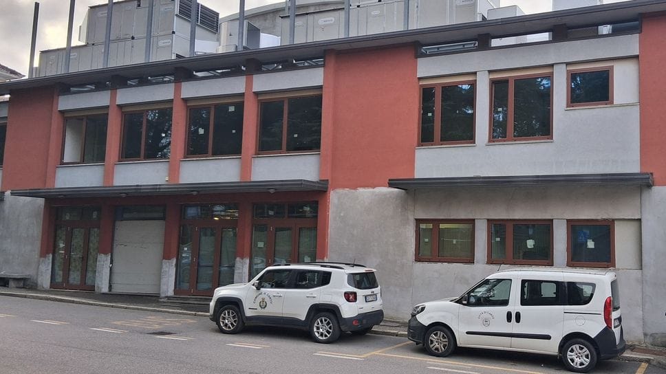 L’ingresso del palasport Parini, affacciato sull’omonima piazza