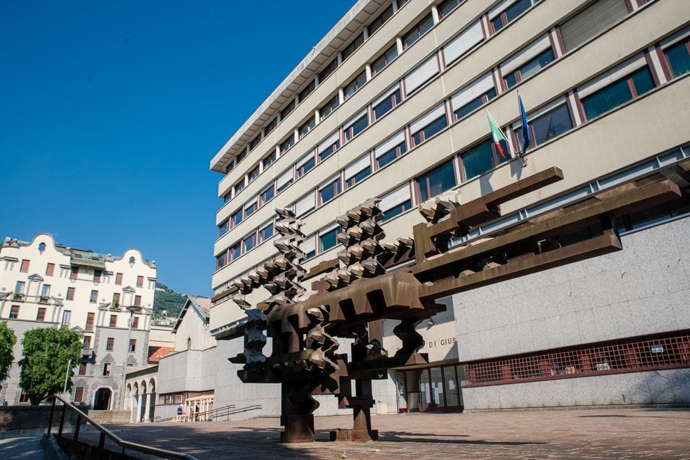 La Procura di Como ha chiesto e ottenuto la custodia in carcere per un uomo accusato di abusi e violenze