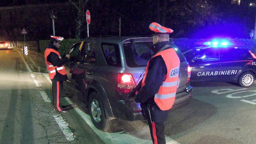 I carabinieri di Albate durante un controllo stradale   (Archivio)