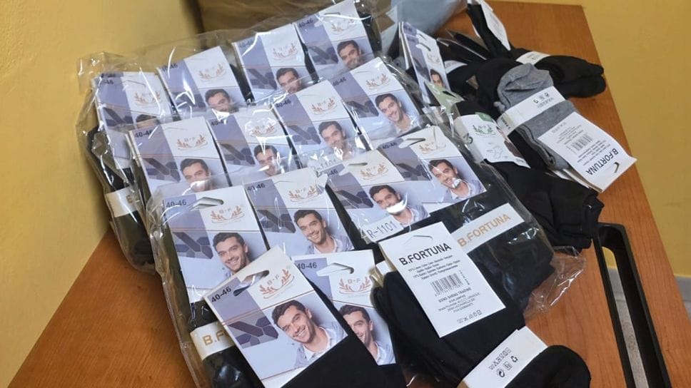 Alcuni dei calzini sequestrati dalla Polizia locale