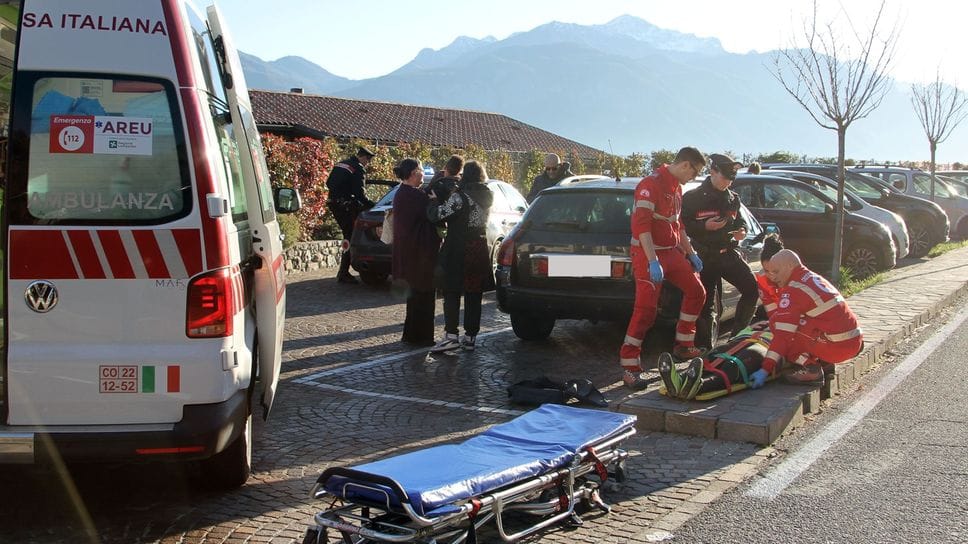 I soccorsi al ciclista ferito a Menaggio  (Foto Selva)