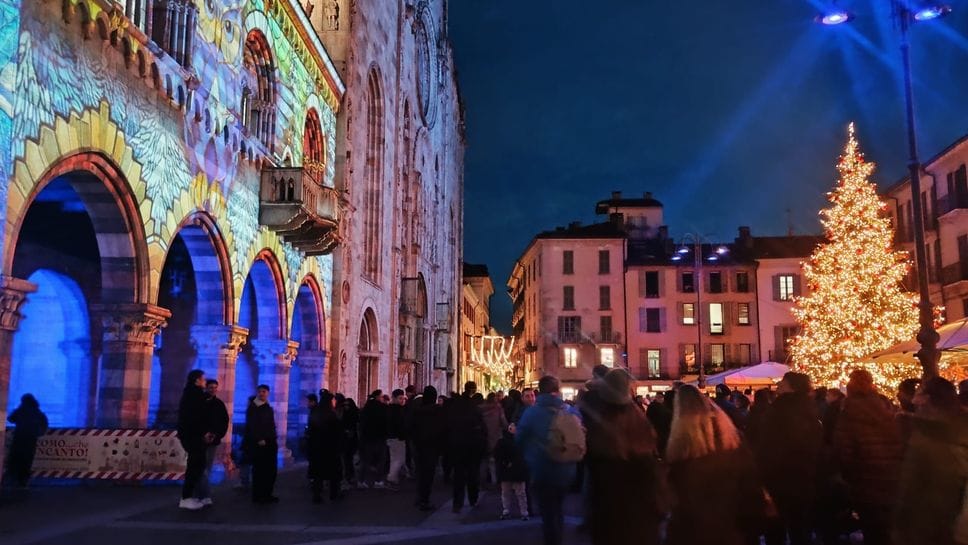 Folla in piazza Duomo con l’albero illuminato