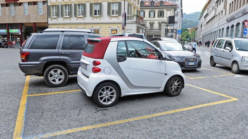 Posteggi gialli in piazza Volta
