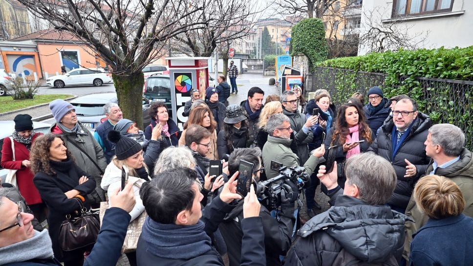 Uno dei presidi organizzati nei giorni scorsi attorno ai ciliegi di via XX Settembre, in questo caso con l’assessore regionale al Verde Gianluca Comazzi