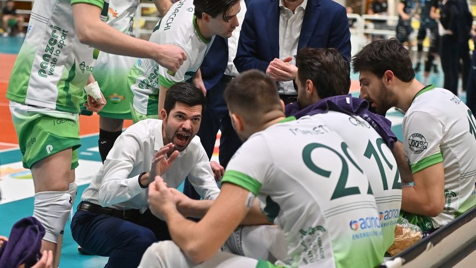 Il coach Zingoni parla con la squadra