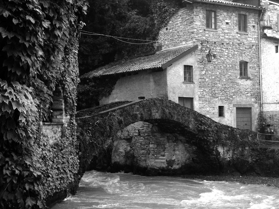 Il ponte della Civera a Nesso immortlato da Shakar Galajian imitando l’inquadratura di Hitchcock