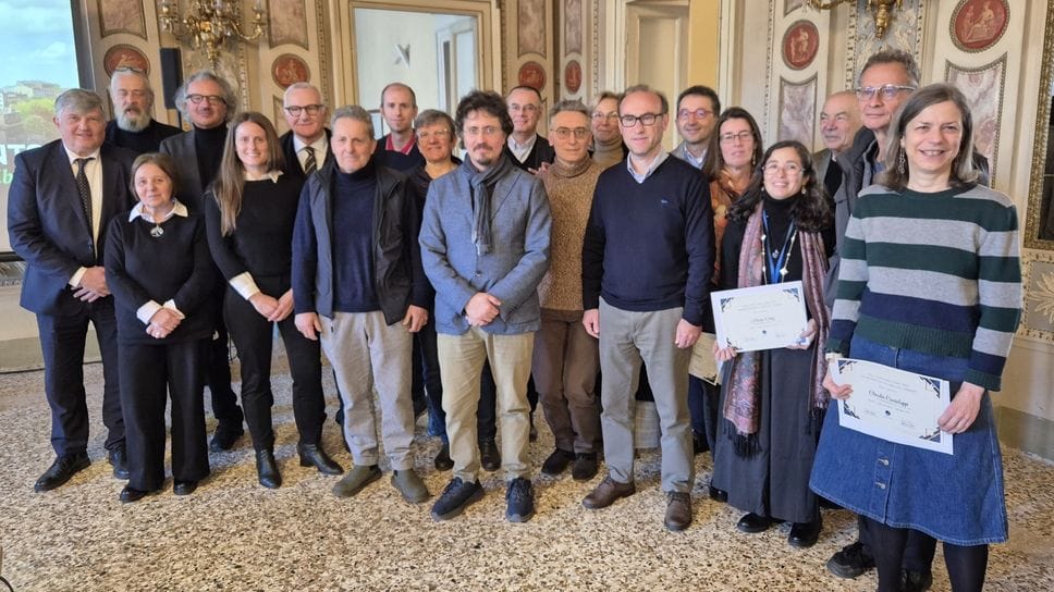 Foto di gruppo con i vincitori e i promotori della settima edizione del concorso Wiki Loves Lake Como