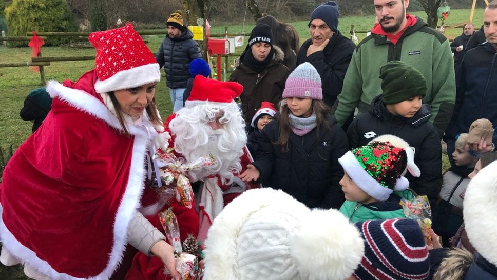 Babbo Natale e la sua aiutante in via Gobetti hanno distribuito dolci ai bambini