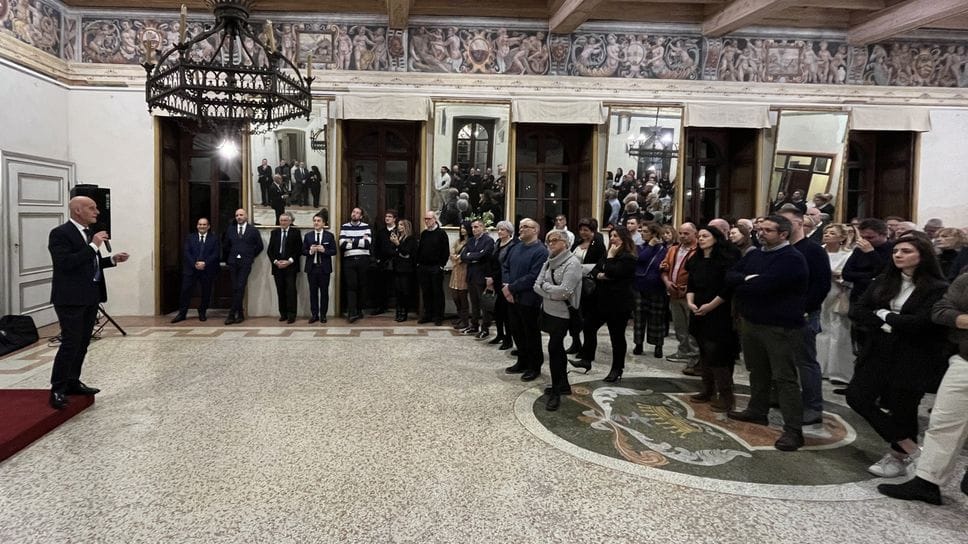 Il sindaco Mauro Caprani durante l’intervento a Villa Parravicino ai circa 150 invitati