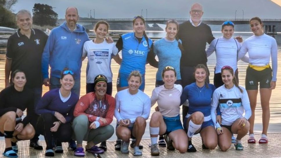 Stefano Fraquelli (secondo da sinistra) con le ragazze del gruppo olimpico a Sabaudia