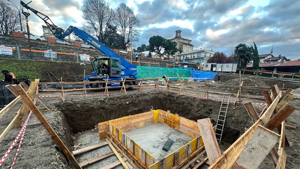 Il cantiere per il raddoppio del parcheggio in via Fratelli Cervi