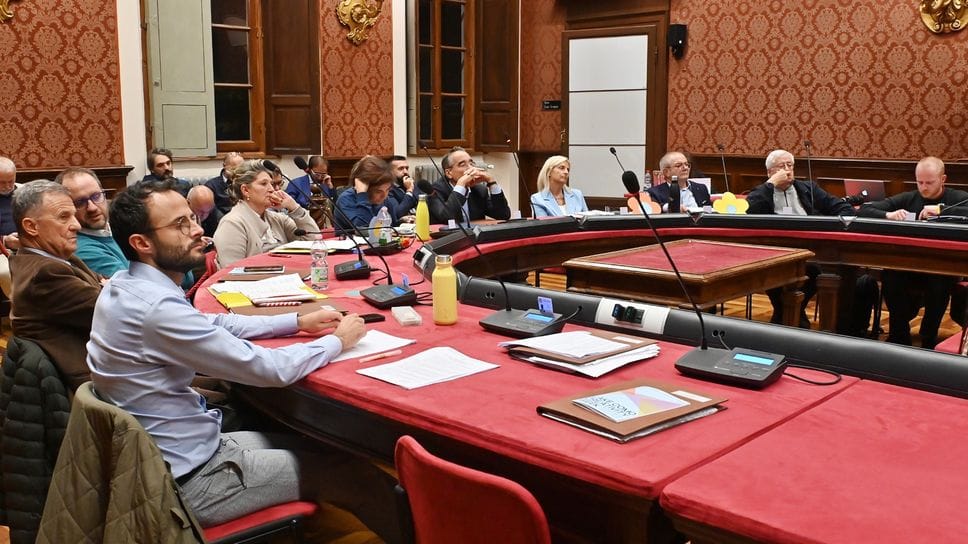 I banchi dei gruppi di opposizione in consiglio comunale