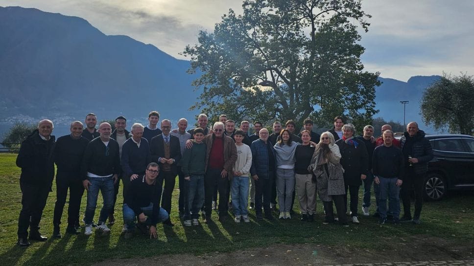 Foto di gruppo per gli ottant’anni di Luciano Castellini, sorridente al centro della scena con i nipoti. Con lui tanti amici e alcuni grandi campioni dello sport