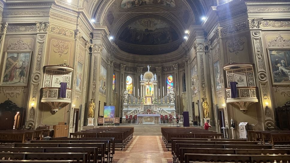 Lo spettacolare interno della chiesa dedicata ai Santi Pietro e Paolo