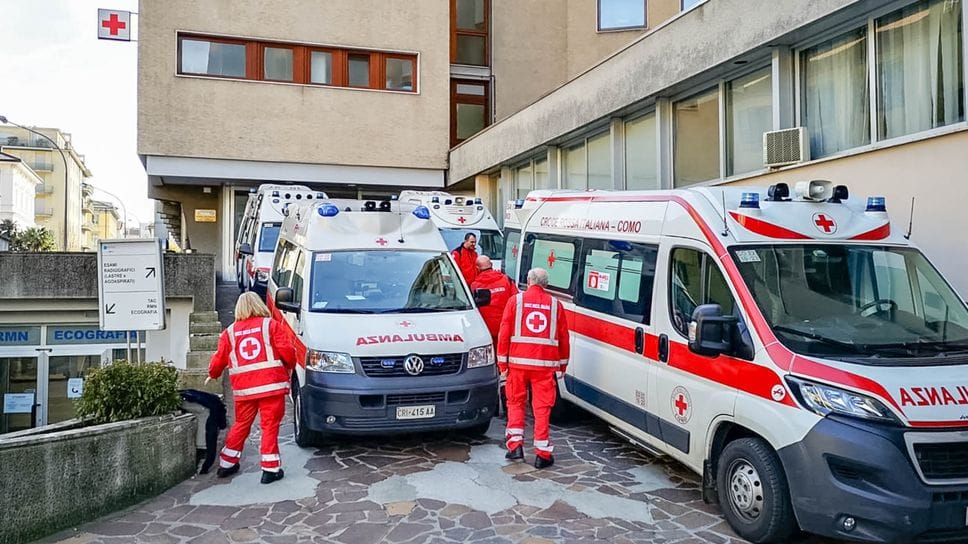 Caos ambulanze fuori dal Pronto soccorso del Valduce: spazi insufficienti per i mezzi di soccorso