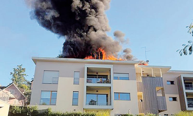 La  palazzina in via Fratelli Rosselli dove è divampato un incendio il 29 settembre