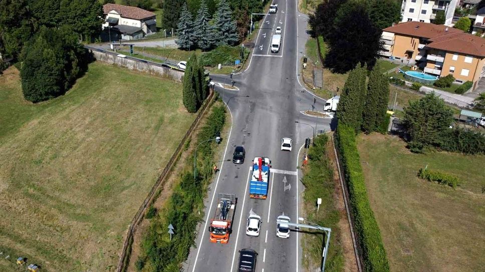 Una vista dall’alto dell’incrocio di Casiglio: rinnovato il contratto di noleggio del semared   (Bartesaghi)