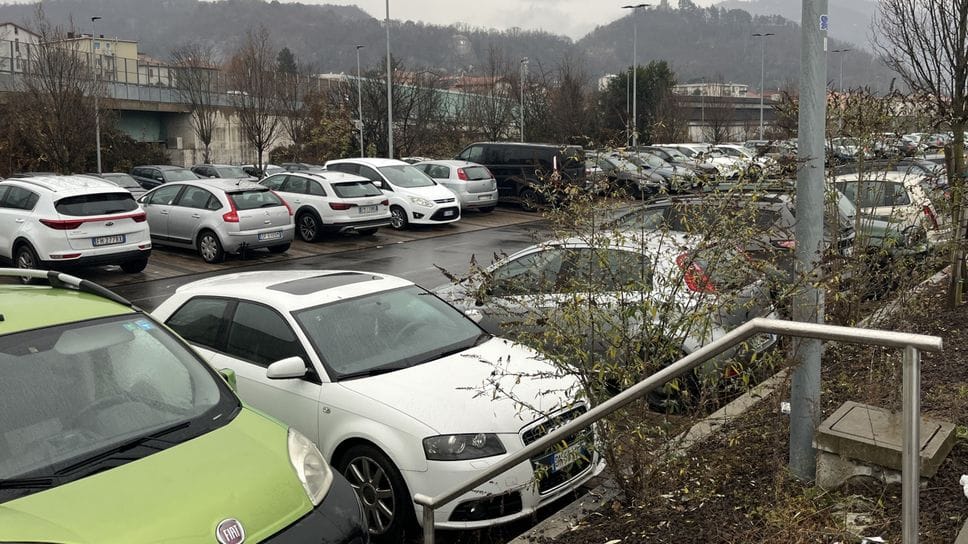 Il parcheggio della stazione di Camerlata sempre pieno
