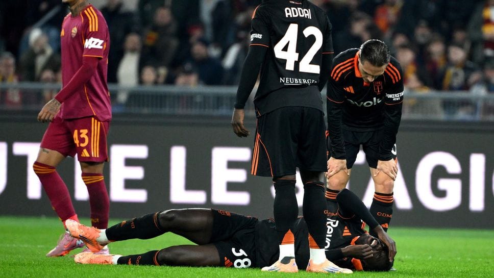 Assane Diao a terra dopo l’infortunio