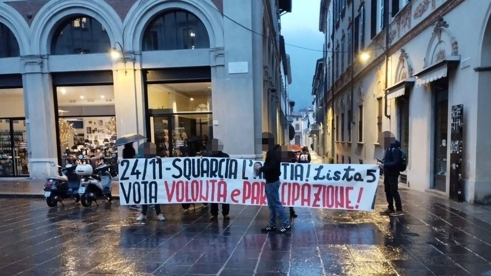 Lo striscione esposto fuori dal liceo Volta il giorno delle elezioni degli studenti