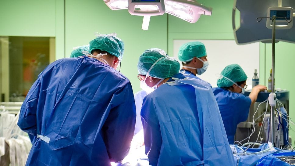 Un intervento chirurgico nella sala operatoria al Sant’Anna