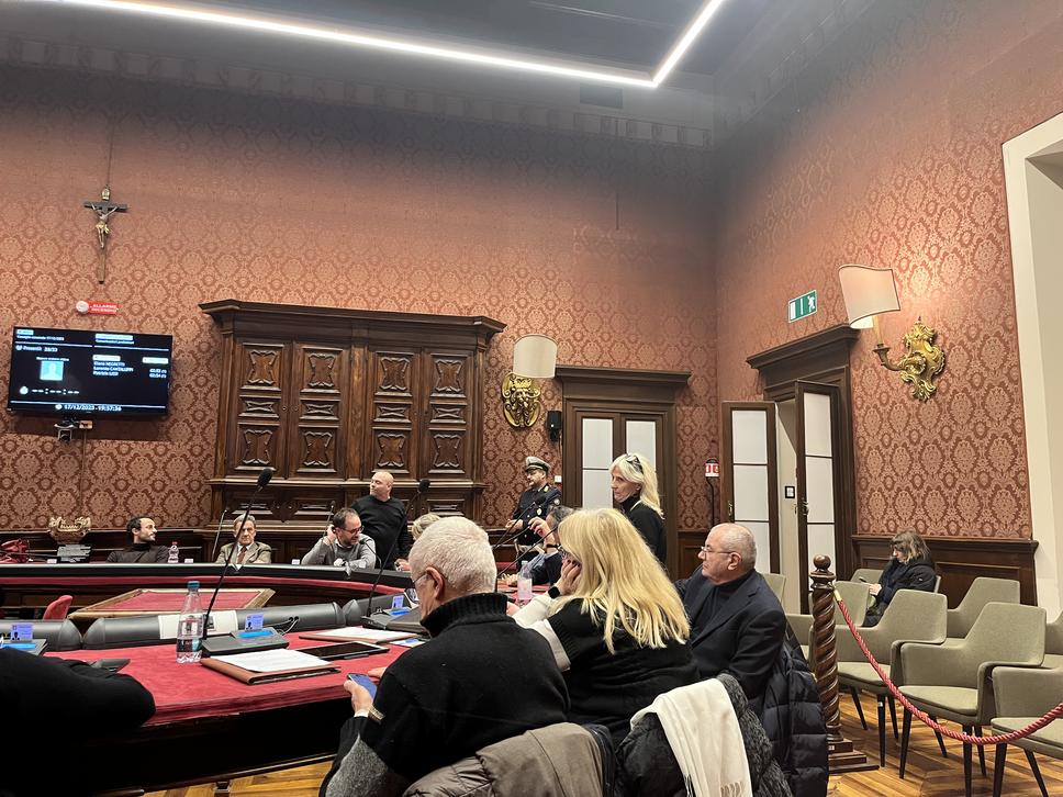 Il consigliere Tufano (a sinistra) esce dall’aula dopo la lite