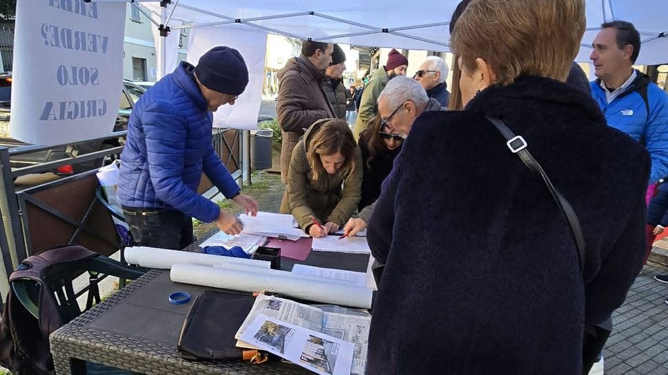 La raccolta di firme contro il progetto di Corso 25 Aprile e il parcheggio