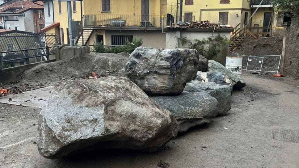 Alcuni dei massi che erano caduti durante le alluvioni