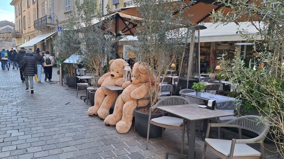 Alcuni tavolini in centro storico interessati dal nuovo regolamento comunale