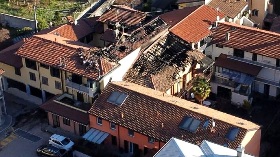 Un’immagine dall’alto dei danni provocati dall’incendio