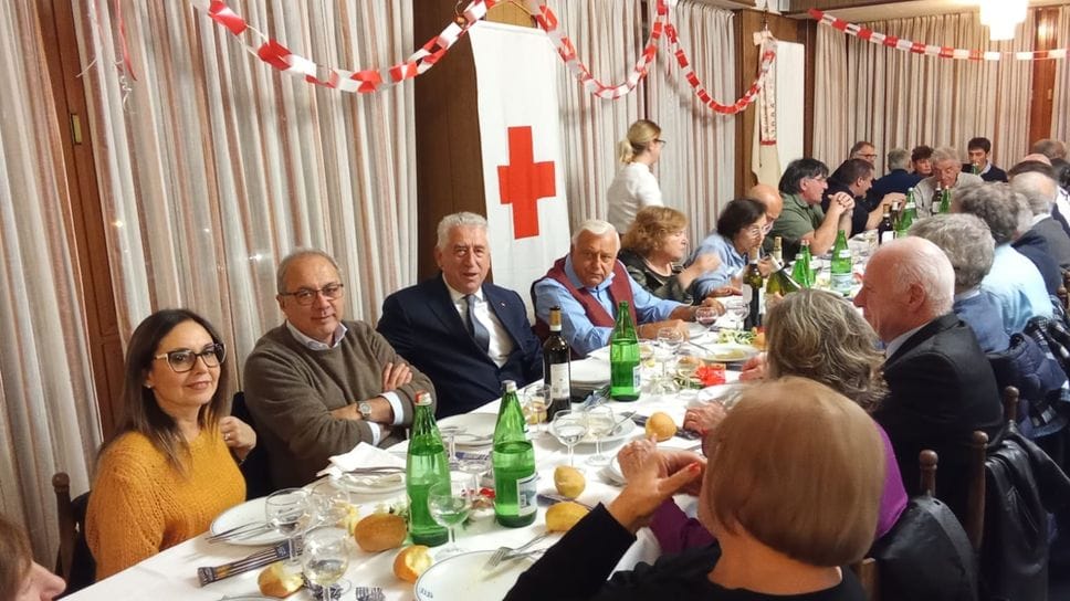 Un momento della cena di beneficenza della Croce Rossa: al centro il sindaco Mario Pozzi