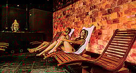 Una veduta notturna della piscina esterna