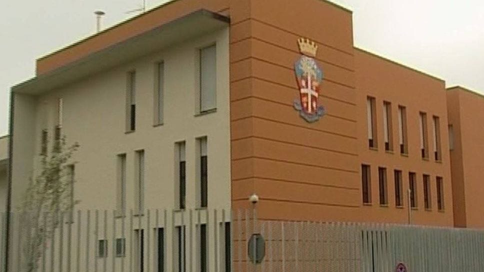 La stazione dei carabinieri di Turate, dove la donna ha fatto denuncia contro l’ex compagno