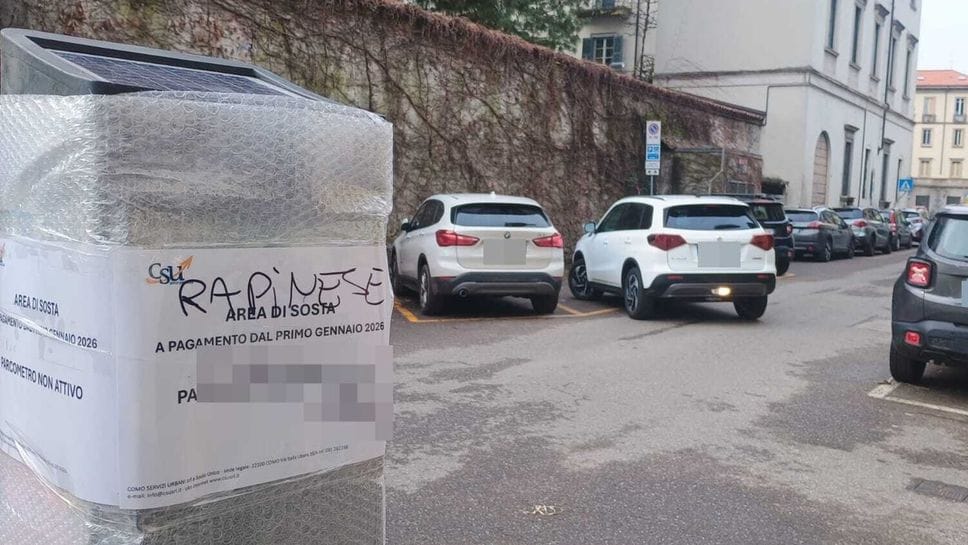 Insulto al sindaco sul parcometro in via Brambilla