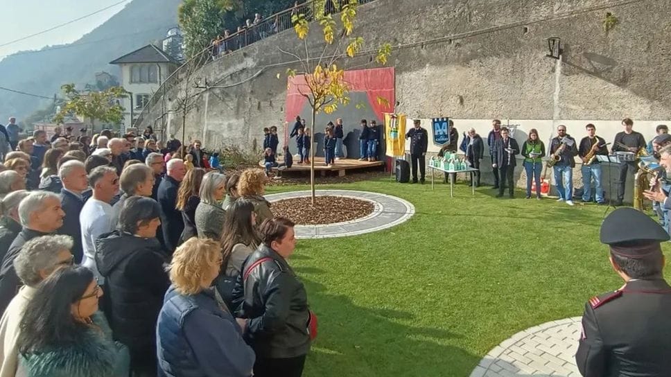 La recente inaugurazione del giardino della scuola primaria di Moltrasio