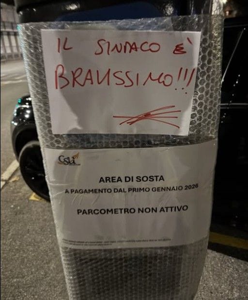 Protesta cartelli parcometri: questo quello scritto (e firmato) in via Recchi direttamente dal sindaco Alessandro Rapinese