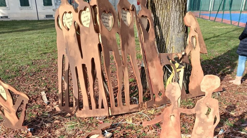 Devastato dai vandali il presepe al parco comunale