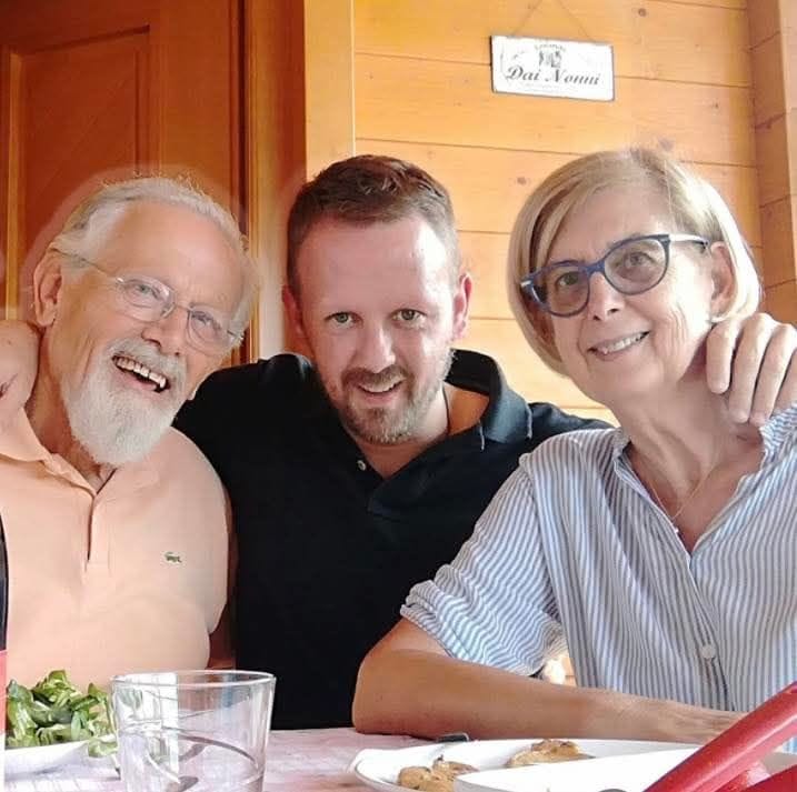 Don Roberto Secchi, al centro, con Roberto Bianchi e Graziella Botta