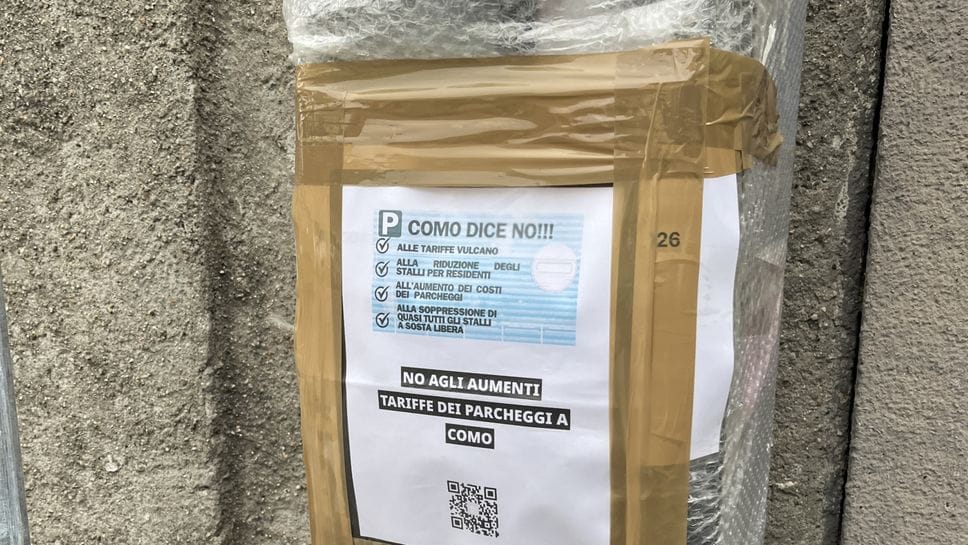 Uno dei cartelli comparsi sui parcometri della città in segno di protesta contro le nuove tariffe scelte dalla giunta