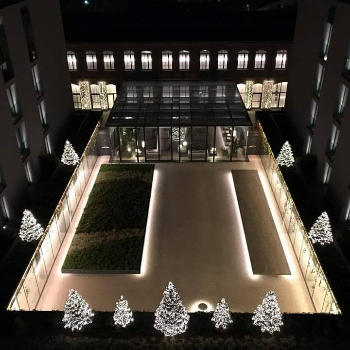 Hilton Lake Como, il cortile con gli addobbi natalizi