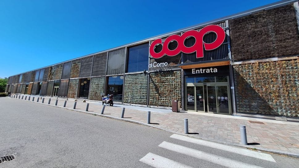Il punto vendita Coop in via Giussani a Como