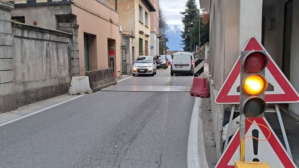 Il traffico è regolamentato in via provvisoria da un semaforo