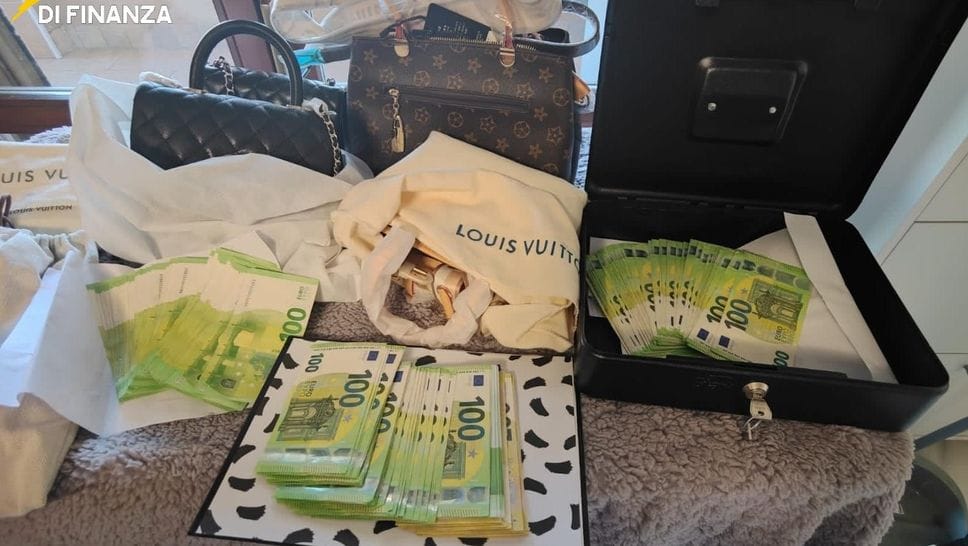 Sequestrati 30mila articoli e 640mila euro in contanti