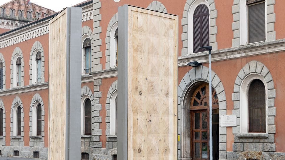 Prima Porta della Speranza a firma di De Lucchi davanti a San Vittore