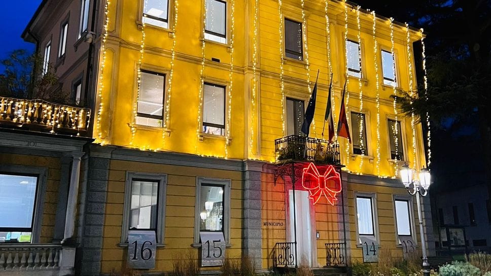 Il municipio di Cernobbio addobbato per le festività