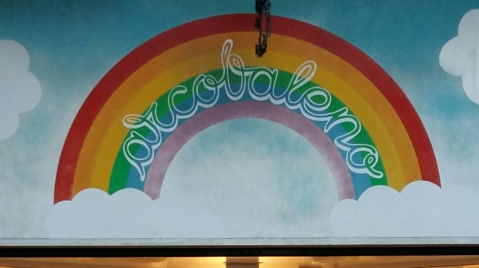 Il negozio di abbigliamento per bambini “Arcobaleno”